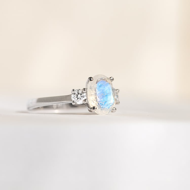 Zlatý prsteň s mesačným kameňom a moissanitmi Lettie 144035