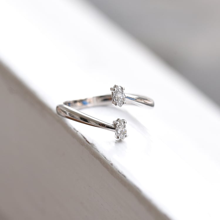 Netradičný diamantový prsteň z bieleho zlata 84403