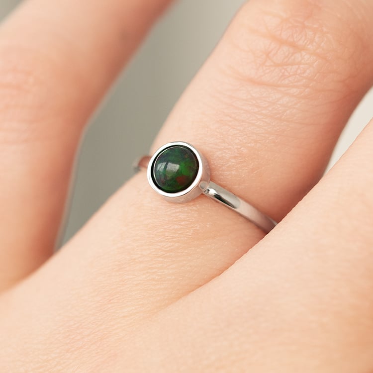 Zlatý minimalistický prsten s čiernym opálom Sevita 134687