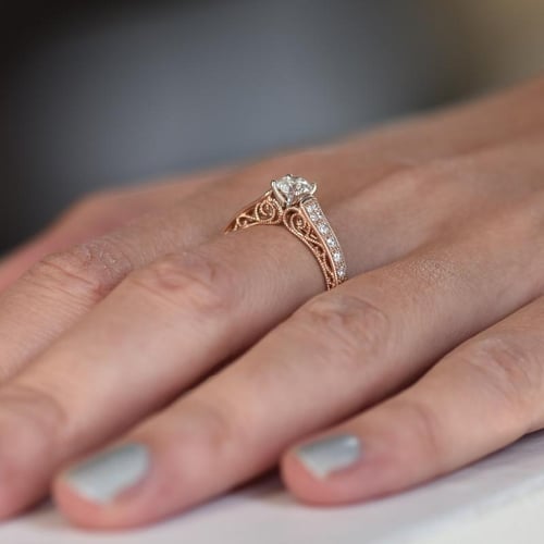 Zásnubný prsteň vo vintage štýle s moissanitom a lab-grown diamantmi Nadria