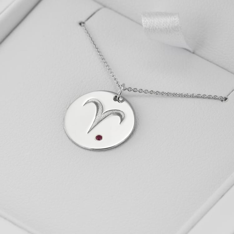 Strieborný prívesok so znamením a rubínom Baran 103391