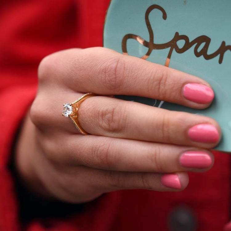 Zásnubný zlatý prsteň s moissanitom a postrannými diamantmi 106896