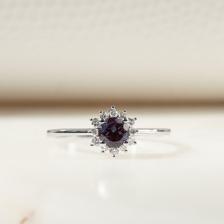 Zásnubný halo prsteň s alexandritom a diamantmi Halima 134054