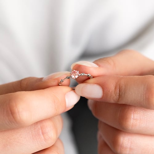 Zásnubný prsteň s certifikovaným fancy pink lab-grown diamantom Jelena