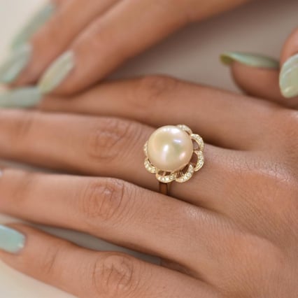 Zlatý romantický prsteň s telovou perlou a diamantmi Golda