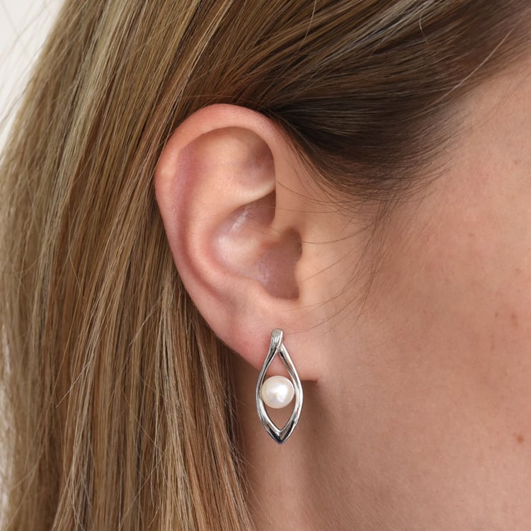 Minimalistické náušnice s bielymi perlami 83575