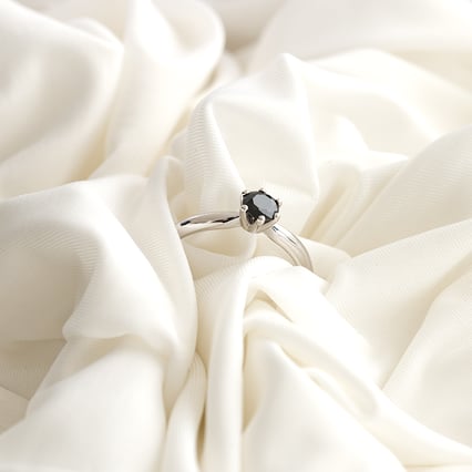 Zlatý zasnubný prsteň s čiernym diamantom Mala