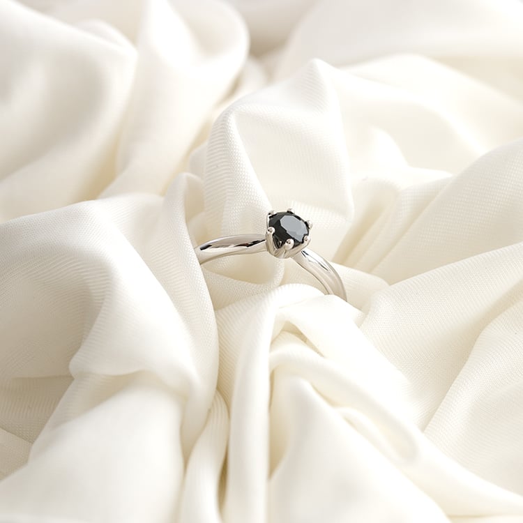 Zlatý zasnubný prsteň s čiernym diamantom Mala 124094