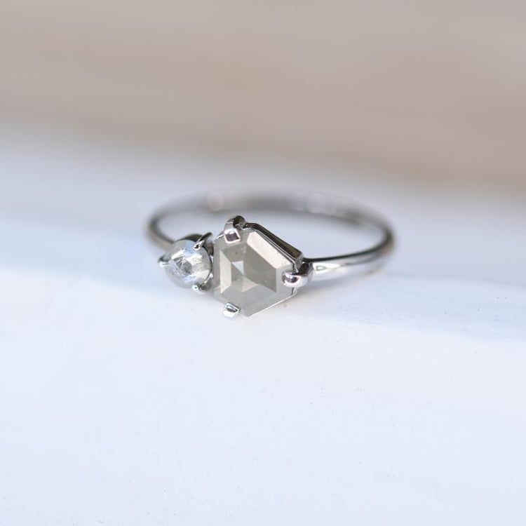 Netradičný zlatý prsteň se superman a round sivými diamantmi 48991