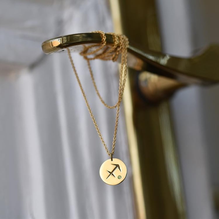 Strieborný prívesok so znamením a olivínom Strelec 103491