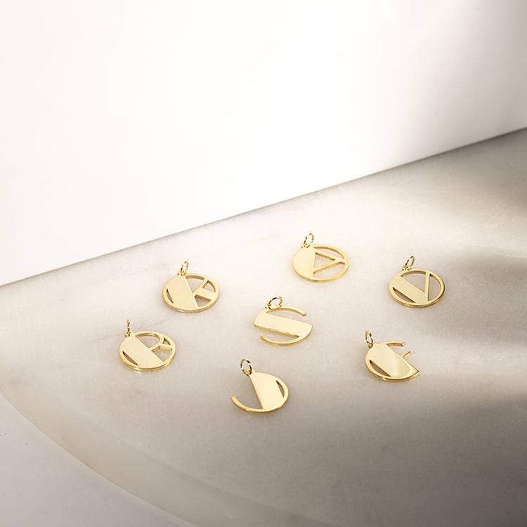 Prívesok s vykrojeným písmenom Alphabet 132882