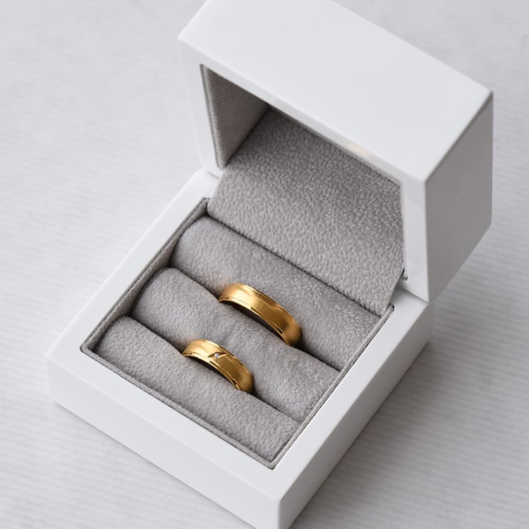 Svadobné obrúčky s matným povrchom a diamantom 72409