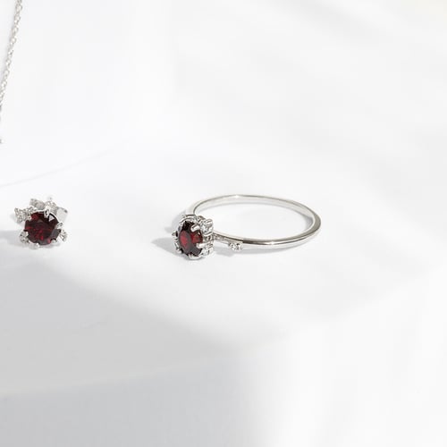 Cluster zásnubný prsteň s českým granátom a diamantmi Rosa