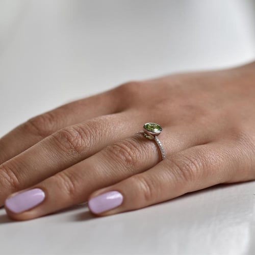 Žiarivý zlatý prsteň s olivínom a diamantmi Czarina