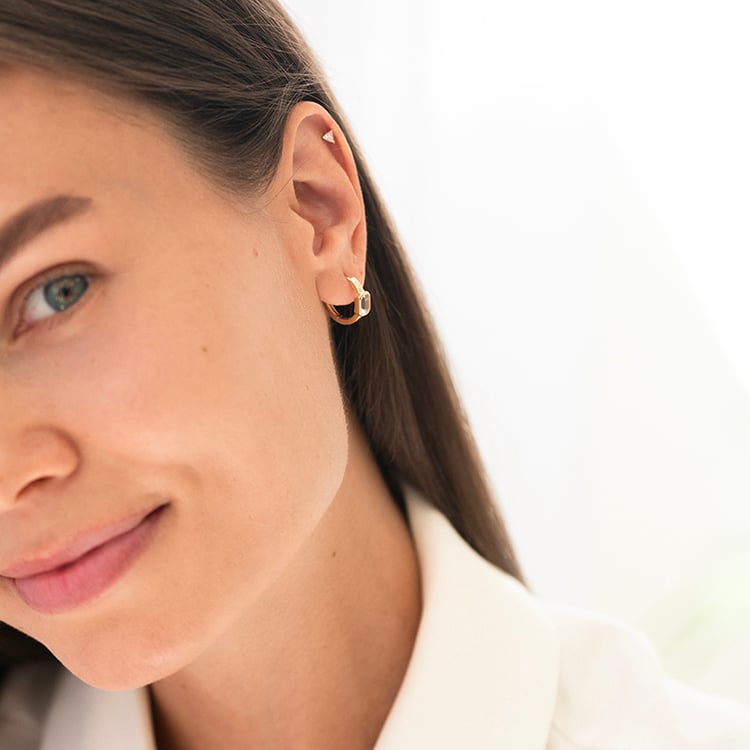 Strieborné pozlátené kruhové náušnice s bielymi topazmi Tinsley 143211