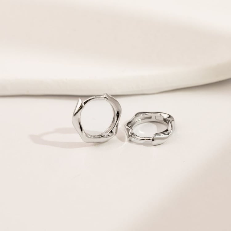 Vlnité kruhové náušnice zo striebra Perica 164435