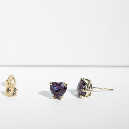 Srdiečkové alexandirty v zlatých náušniciach Hettia