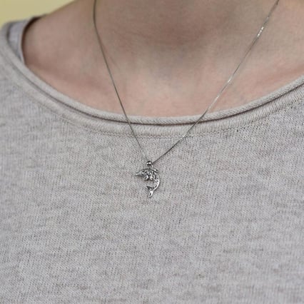 Strieborný prívesok v tvare delfina Enya