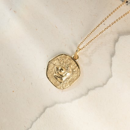 Strieborný prívesok so symbolmi znamenia zverokruhu Vodnár