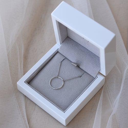 Zlatý náhrdelník minimalistického tvaru Karma