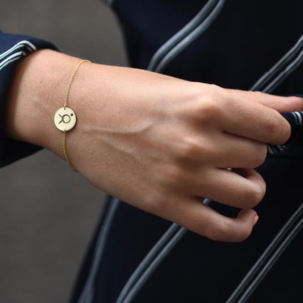 Zlatý náramok so znamením a zafírom Býk