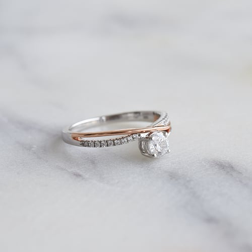 Atypický zásnubný prsteň s postrannými diamantmi Haearn