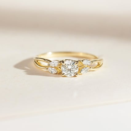 Strieborný zásnubný prsteň s moissanitmi Fera