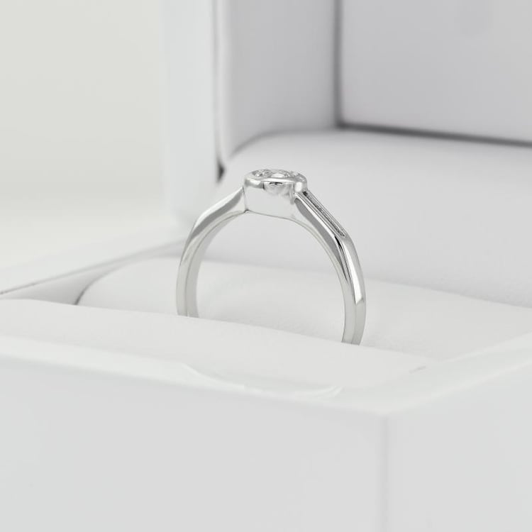 Zlatý zásnubný prsteň s diamantom 29655