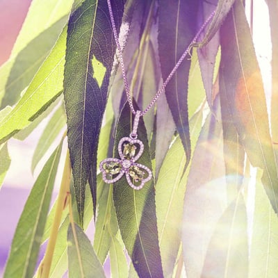 Olivínový náhrdelník so zirkónmi 