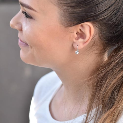 Zlaté visiace náušnice s bielymi topásmi Christabel