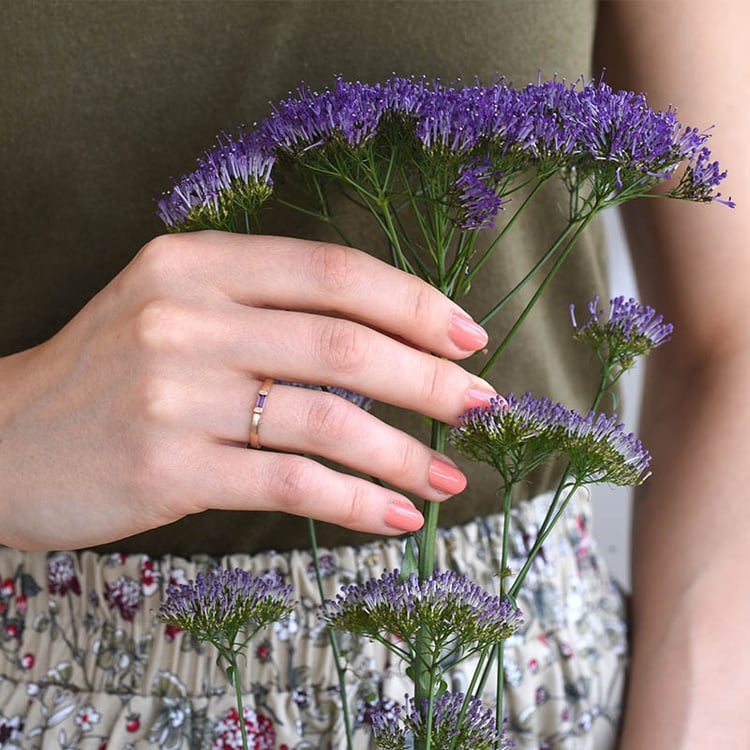 Zlatý prsteň s ametystom v minimalistickom štýle 82391