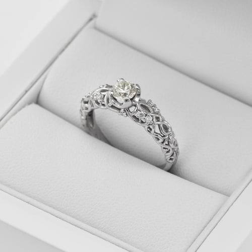 Vintage zásnubný prsteň s moissanitom a lab-grown diamantmi Chantal