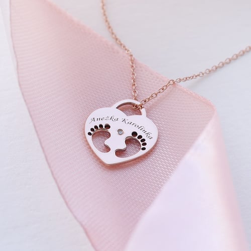 Zlatý prívesok detské nožičky s diamantom a gravírom Sophia