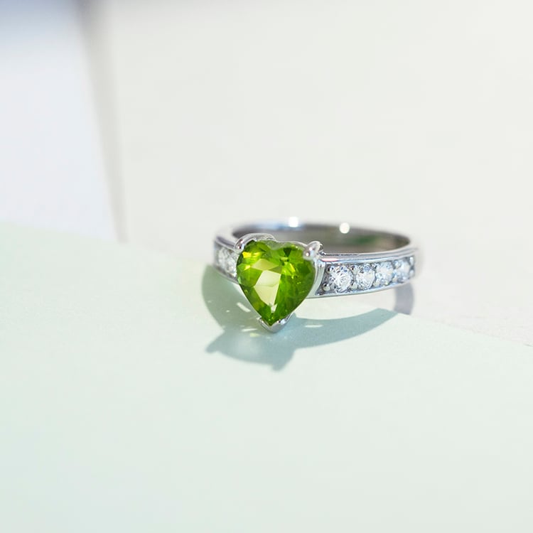 Strieborný prsteň s olivínom a zirkónmi Dalhie 109329
