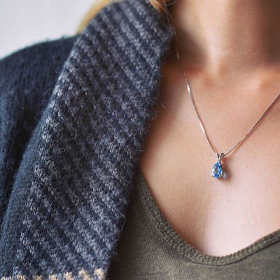 Zlatý náhrdelník s topásovou slzou a diamantom