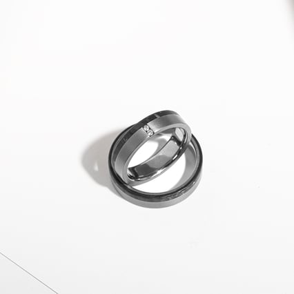 Tantalové snubné prstene s karbónom a diamantmi Brett