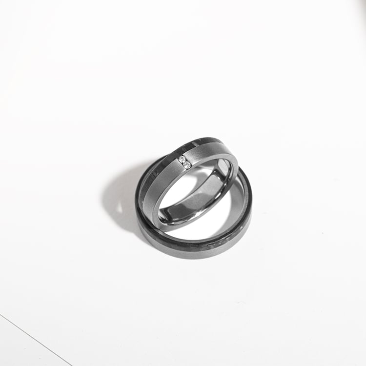 Tantalové snubné prstene s karbónom a diamantmi Brett 123743