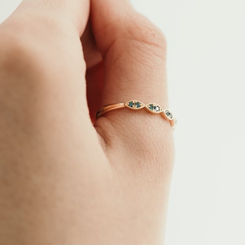 Nežný eternity prsteň zo zlata s modrými diamantmi Jelani