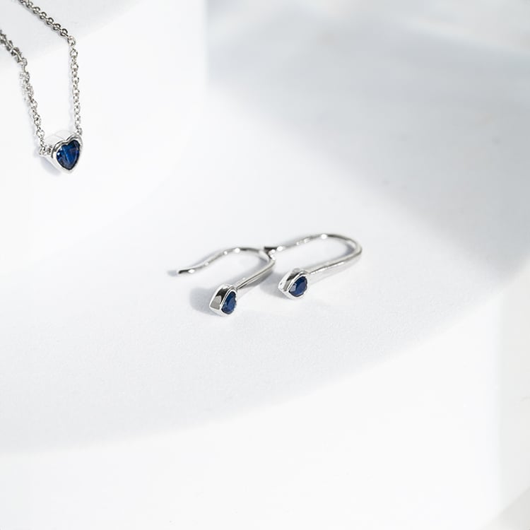 Visiace náušnice so zafírovými srdiečkami Levy 145175