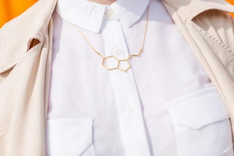 Molekula serotonínu v striebornom náhrdelníku 9737