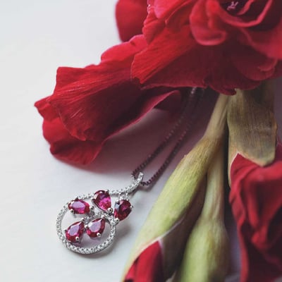 Strieborný náhrdelník s rubínmi
