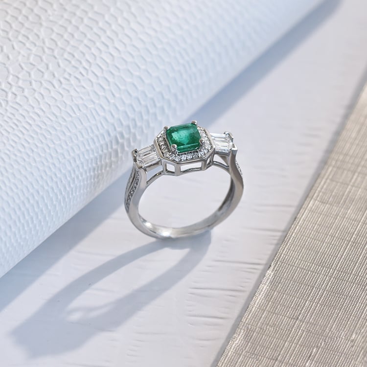 Zlatý prsteň sa smaragdom obklopeným diamantmi Cliantha 109933