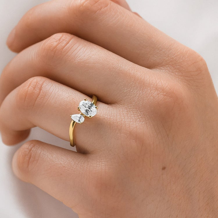 Prsteň s oválnym diamantom 156237