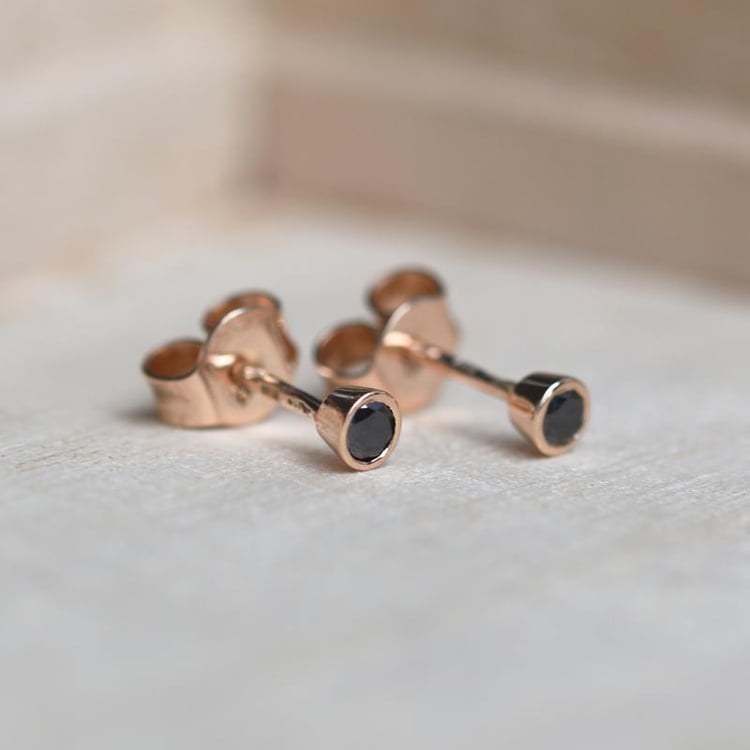 Bezel náušnice s čiernymi diamantmi 49751