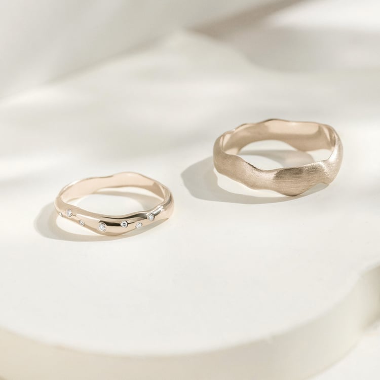 Nepravidelné svadobné obrúčky z orieškového zlata s diamantmi Parnell 166284