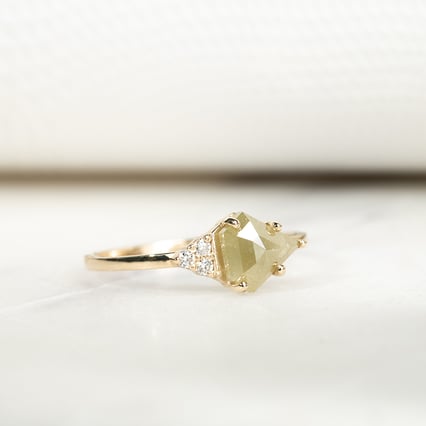 Prsteň s pentagon salt and pepper diamantom Emilija