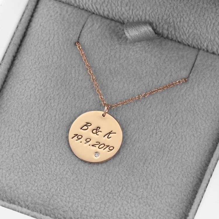 Náhrdelník s gravírom a diamantom 33192