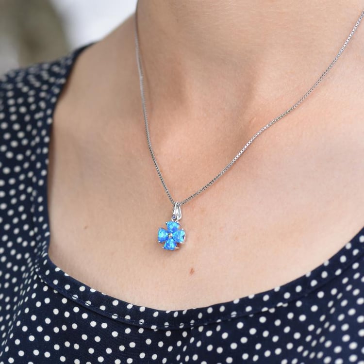 Opálový štvorlístok v striebornom náhrdelníku 11639