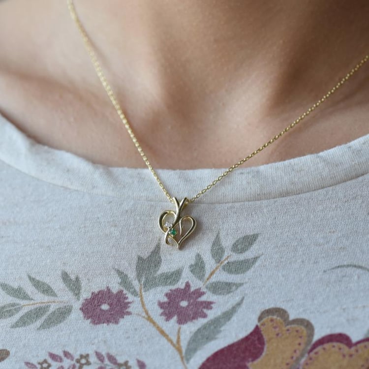 Strieborný prívesok v tvare srdca so smaragdom a diamantom Elyzza 103343