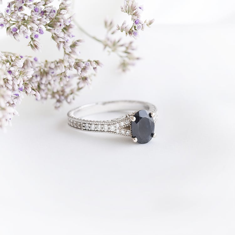 Zlatý vintage prsteň s čiernym zafírom a diamantmi 89185